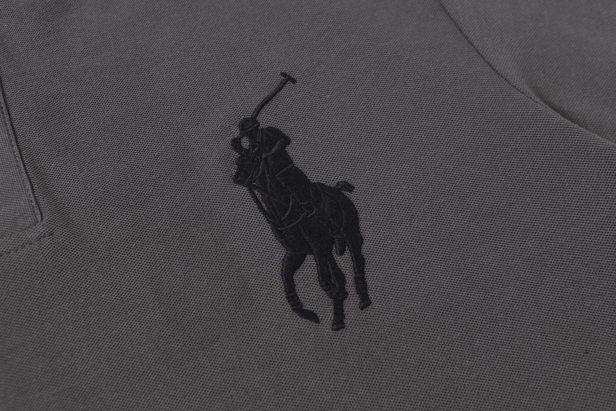 P150 Style No.: A012 [Ralph Lauren Classic Logo Embroidered Polo Shirt] ✅250g fine cotton pique fabric, custom-woven and dyed threads ✅Original stickers Scan the QR code to enter the official website ✅Large version, loose and stylish, can wear up to 210 pounds Color: Black White Navy Blue Sky Blue Dark Gray Floral Gray Size: S-XL